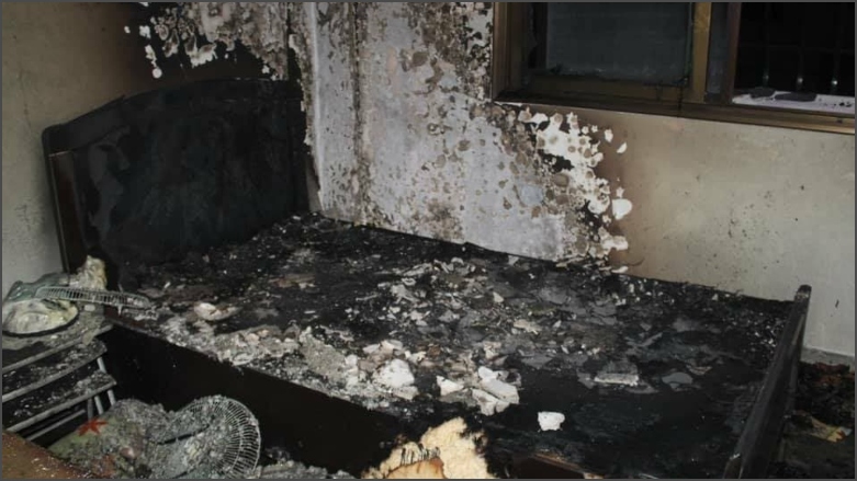 دیمەنێکی ماڵەکە لەدوای سووتاندنی، وێنەکە لە فەیسبووکی وەزارەتی ناوخۆی سووریا بڵاوکراوەتەوە